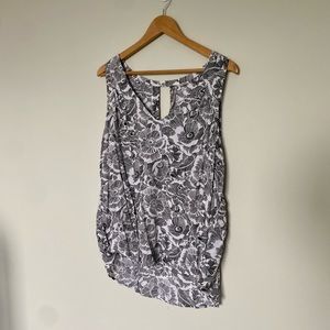 Women’s XXL • Old Navy • Blouse/Tank • Black and White• Floral Print